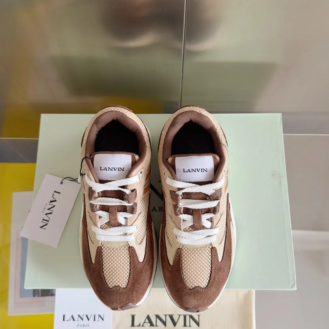 Top version: Couple model 290 Lanvin Lanvin's latest Jla series Couple model Mesh Thick sole Casual sports shoes Running shoes Original purchase, development and production This men's and women's sports shoes are light and comfortable, and the mesh design makes the uppers lighter. They are not afraid of stuffy feet, and the shoes look fashionable when paired with skirts and trousers. The upper is decorated with LANVIN's classic •J logo. The curved lines pay tribute to the circular element of the LANVIN logo, showing the brand's ingenuity. This shoe combines sports, fashion and craftsmanship. The delivery counter has exquisite packaging 🛍📦 ▪️ Fabric: Original customized mesh + cowhide ▪️ Lining: Original imported breathable mesh ▪️ Sole: Exclusive molded foam + TPU material ▪️ Bottom thickness: 4CM ▪️ Size: Women's 35-41 / Men's 39-45